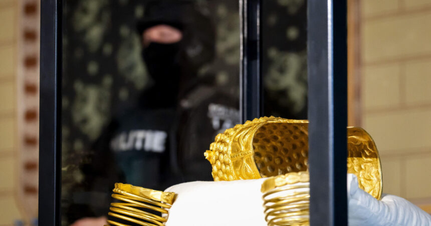 detalii despre coiful de la cotofenesti si bratarile dacice din ce secol dateaza si unde au fost descoperite 69cfbafb71b30