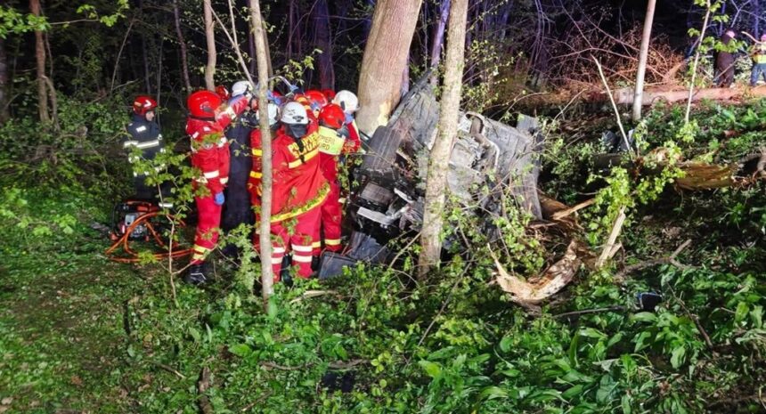 doi tineri au murit aseara dupa ce masina in care se aflau s a oprit intr un copac iata unde a avut loc tragedia 69dc85e1ec1b8