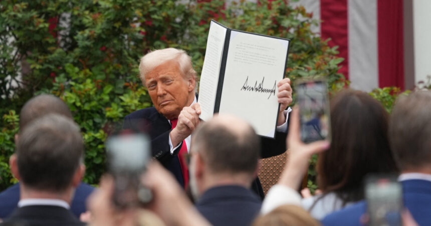 donald trump impune taxe vamale de pana la 100 pentru medicamente si modifica tarifele pentru metale 69cf81c21afce