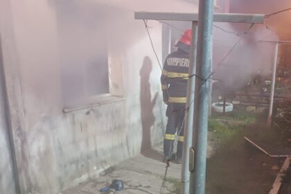 doua persoane cu atac de panica la navodari dupa ce casa le a luat foc 69e8bb509d801