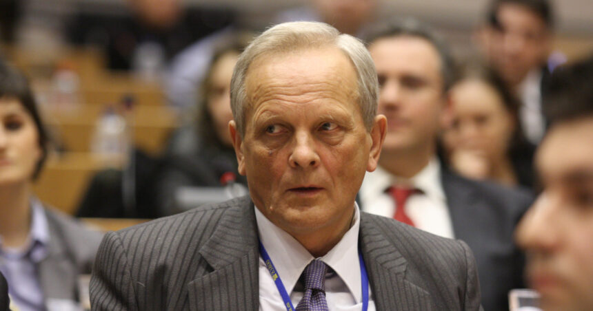 exclusiv theodor stolojan o tara care isi da cu stangul in dreptul costul nu va fi platit de domnii cu cutii de pantofi pline de euro 69e78026a7761