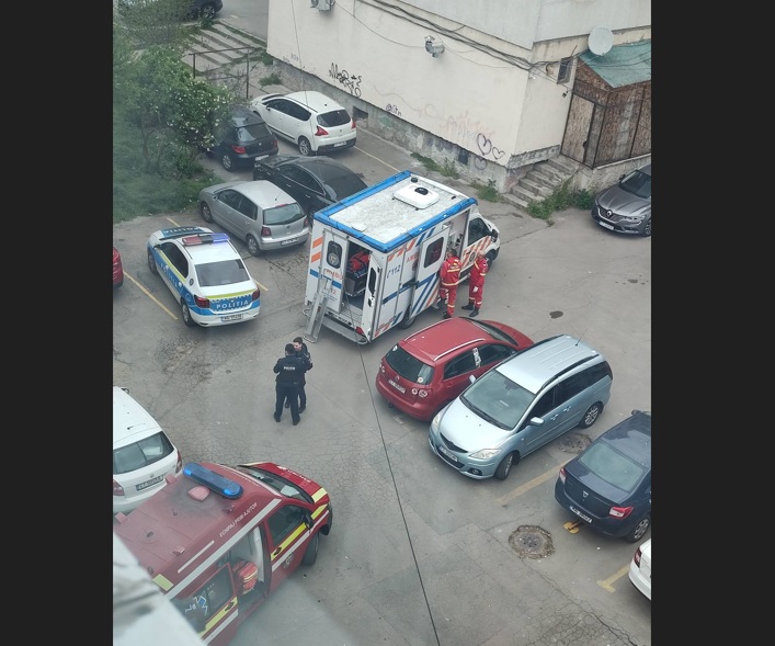 femeia care a cazut de la etaj in zona cet cand spala geamurile este in stare grava 69f3364ccc3ab
