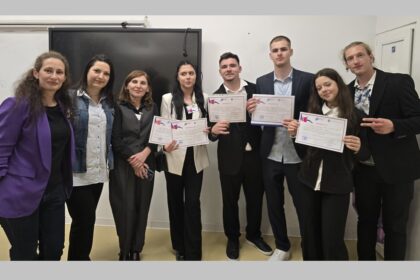 foto a plouat cu premii pentru elevii de la liceul teoretic ioan cotovu la olimpiada de dezbateri academice tinerii dezbat 69e4c35e701c2