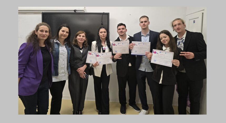 foto a plouat cu premii pentru elevii de la liceul teoretic ioan cotovu la olimpiada de dezbateri academice tinerii dezbat 69e4c35e701c2