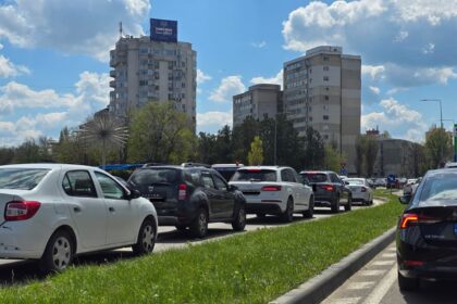 foto atentie soferi trafic infernal pe bulevardul aurel vlaicu se circula bara la bara in zona campus 69ea02656cdad