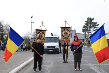 foto credinciosii din murfatlar au facut pasi astazi in urma lui hristos de florii sub indrumarea parintelui alexandru lupascu si a celorlalti slujitori ai domnului 69d24e45d7416