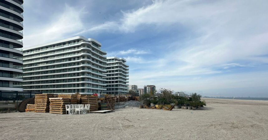 foto doua firme au incercat sa amenajeze ilegal mai multe zone de plaja in navodari zeci de sezlonguri si echipamente ridicate 69d9f9a6bcd4d