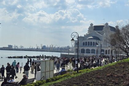 foto faleza cazinoului din constanta plina ochi de oameni in ziua de florii si totodata prima zi a pastelui catolic 69d255471845a