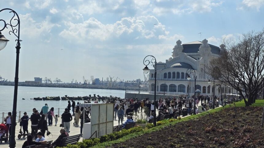 foto faleza cazinoului din constanta plina ochi de oameni in ziua de florii si totodata prima zi a pastelui catolic 69d255471845a