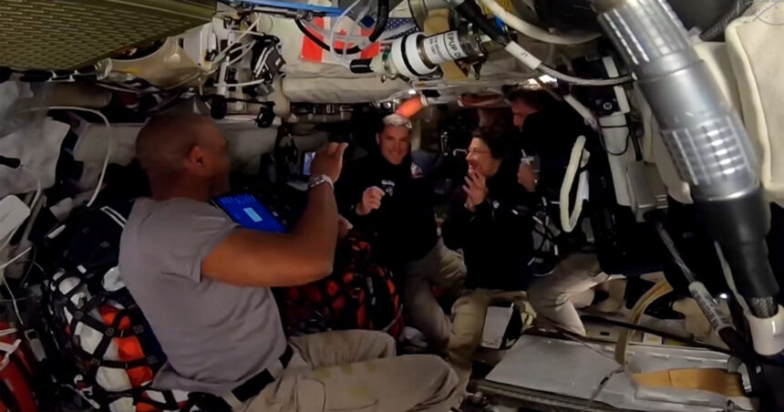 foto imagine spectaculoasa publicata de nasa din misiunea artemis ii cum arata luna cu ambele emisfere in acelasi cadru 69d3eecaed5e6