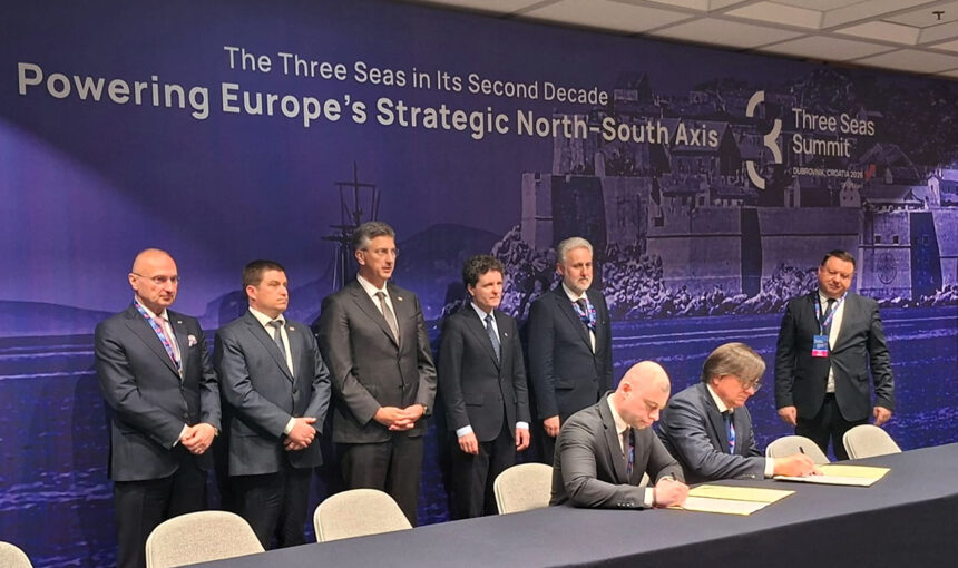 foto memorandum de intelegere semnat de cn apm si autoritatea portului rijeka din croatia presedintele nicusor dan prezent la eveniment 69f0e00b97ebc