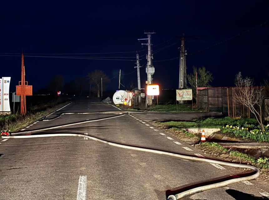 foto o cisterna incarcata cu gpl s a rasturnat pe un drum national 69d1582c011ba