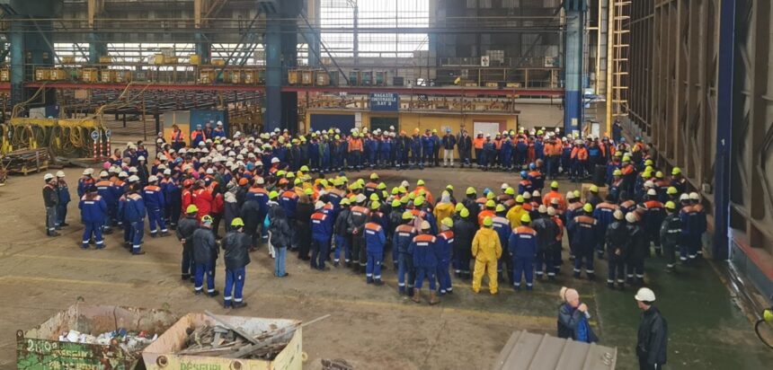 foto ploaia si vremea rea nu opresc protestele de la damen shipyards mangalia sa oamenii explica de ce este cruciala aprobarea planului de reorganizare a societatii 69ce60c74f44e