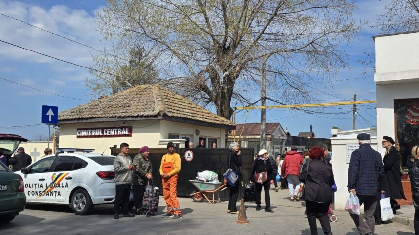 foto pomana transportata cu roaba la constanta pastele blajinilor a umplut cimitirele din municipiu traficul este extrem de aglomerat 69e5e70d89779