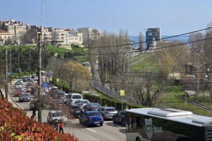 foto puhoi de oameni in zona peninsulara se circula bara la bara pe bulevardul marinarilor 69d258e94a718