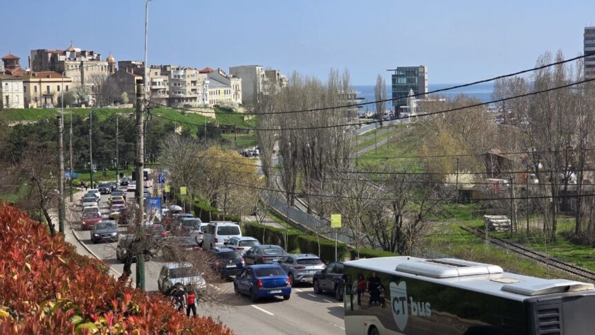 foto puhoi de oameni in zona peninsulara se circula bara la bara pe bulevardul marinarilor 69d258e94a718