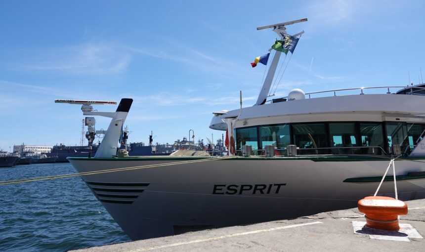 foto turisti din sua polonia ungaria germania si romania sositi in portul constanta cu nava esprit 69f092e8be350