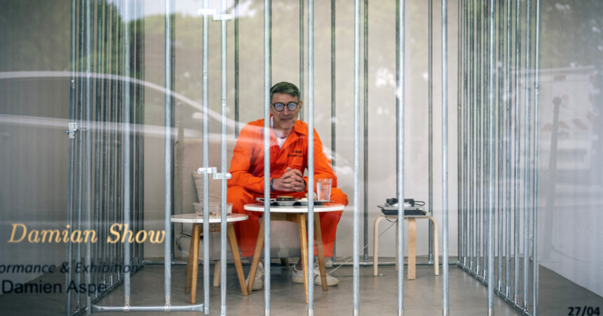 foto un artist francez s a inchis intr o cusca timp de o luna in semn de protest fata de influenta gigantilor tech 69f1adbd56564