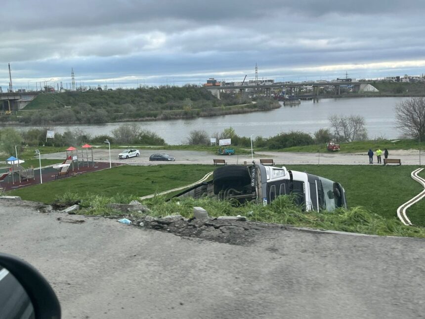 foto un camion cu oi s a rasturnat in zona penny din navodari 160 de animale au murit 69e720a85de78