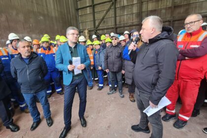 foto video angajatii din damen shipyards mangalia sa intrebari pentru ministrul economiei dupa vizita din santierul naval mangalia oamenii vor sa stie si daca santierul va fi vandut pe bucati 69f347315532d