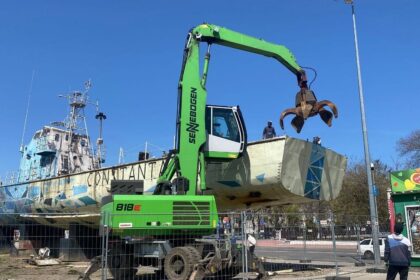 foto video imagini care vor face istorie vaporasul de la gara constanta inlaturat de utilaje sub ochii trecatorilor 69e09d9b1427b