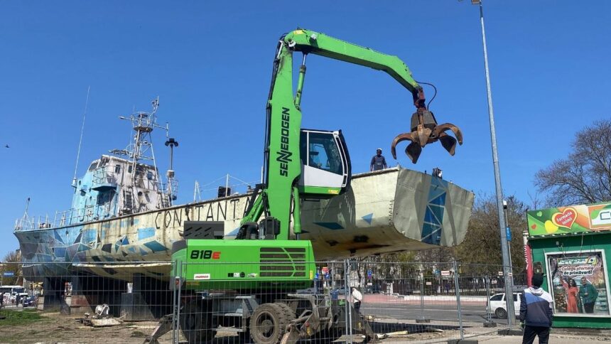 foto video imagini care vor face istorie vaporasul de la gara constanta inlaturat de utilaje sub ochii trecatorilor 69e09d9b1427b