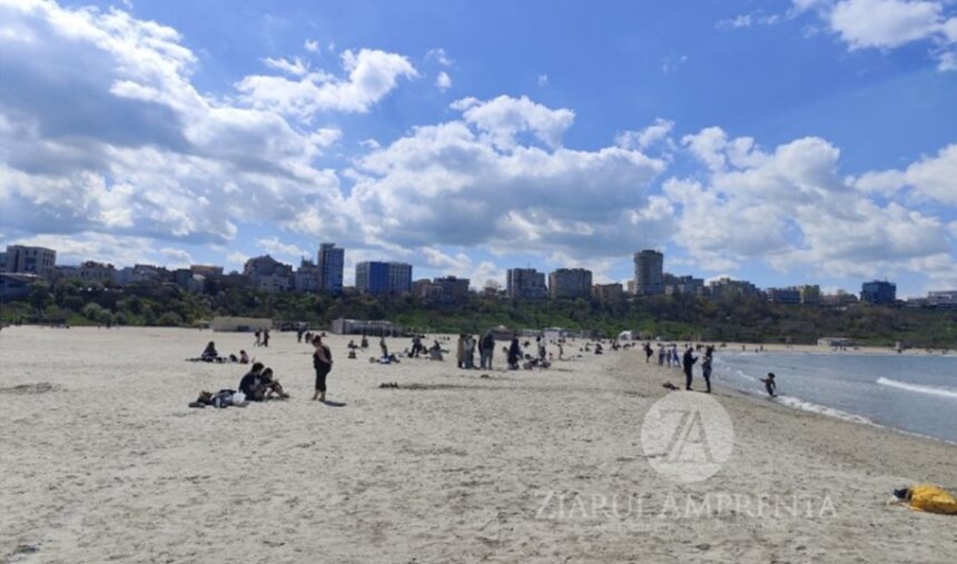 foto video la un pas de vara plaja modern luata cu asalt de constantenii dornici de mare soare si aerosoli cei mici au incercat si apa 69e4d14fbfcb5