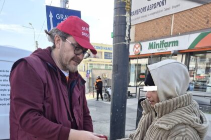 foto voluntarii asociatiei suflete deschise au adus lumina invierii oamenilor strazii in ziua de paste 69dba14873e55