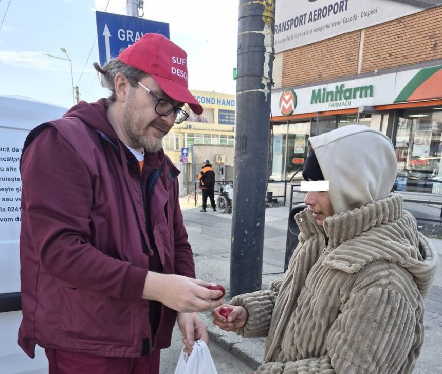 foto voluntarii asociatiei suflete deschise au adus lumina invierii oamenilor strazii in ziua de paste 69dba14873e55