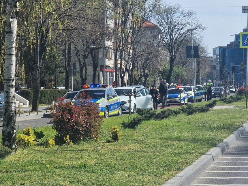 fotovideo trafic ingreunat pe bulevardul mamaia vizavi de delfinariu din cauza unui accident rutier mai multe echipaje de politie sunt la fata locului 69df8f53ae632