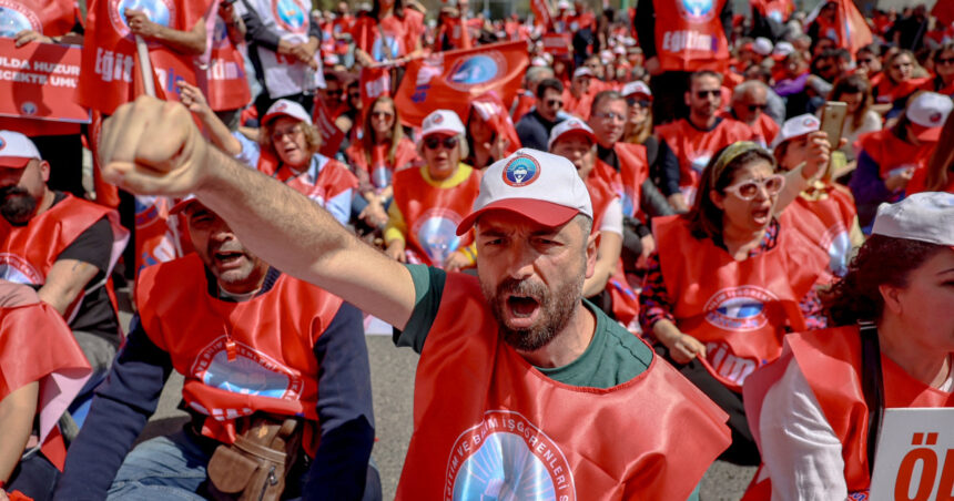 galerie foto turcia 162 de arestari si mii de conturi blocate dupa atacurile din scoli profesorii protesteaza la ankara 69e0de7cd1567