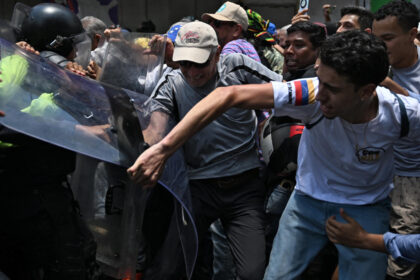 galerie foto venezuela fortele de ordine folosesc gaze lacrimogene impotriva protestatarilor indreptati spre miraflores 69d7ff842c601