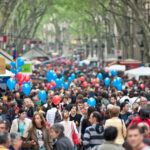 gata cu afisele stridente cu paella si bere razboiul barcelonei cu kitsch ul turistic de pe la rambla 69e48b54b892e