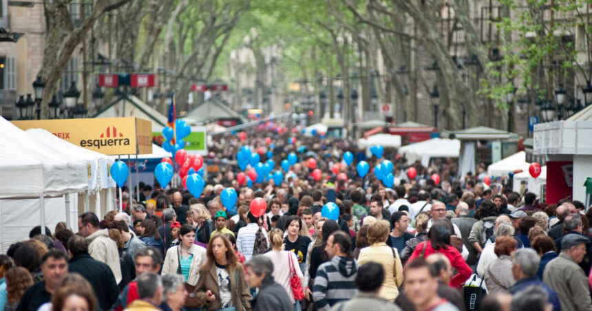 gata cu afisele stridente cu paella si bere razboiul barcelonei cu kitsch ul turistic de pe la rambla 69e48b54b892e