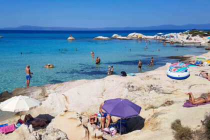 grecia interzice inchirierea de sezlonguri si umbrele pe sute de plaje 69ee077e5061d