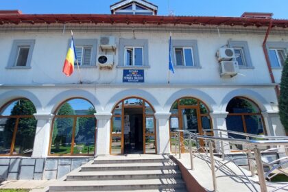 lovitura pentru functionarii reclamanti din primaria navodari majorarile salariale au fost anulate definitiv de instanta 69d45a04c88c5