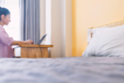 mentalitatea pijamalelor e periculoasa cum poate singuratatea muncii de acasa sa afecteze sanatatea mintala 69e4717f86328