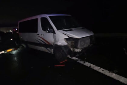 microbuz implicat intr un accident grav pe a1 cinci oameni au ajuns la spital 69cf588b36b4f