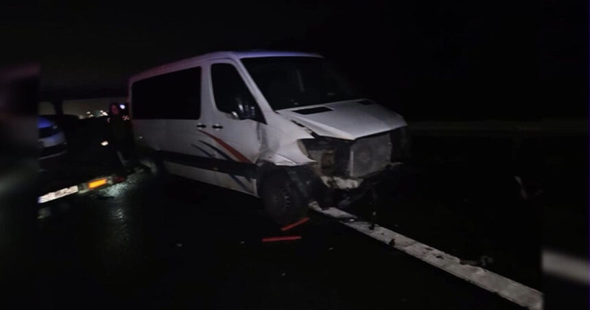 microbuz implicat intr un accident grav pe a1 cinci oameni au ajuns la spital 69cf588b36b4f