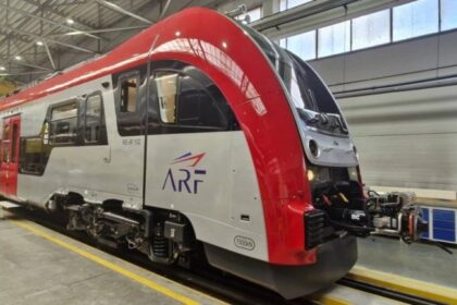 ministrul transporturilor a semnat contractele de finantare pentru achizitia a 20 de rame electrice si 16 locomotive 69e9b4f199ee3
