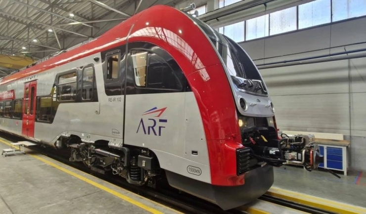 ministrul transporturilor a semnat contractele de finantare pentru achizitia a 20 de rame electrice si 16 locomotive 69e9b4f199ee3