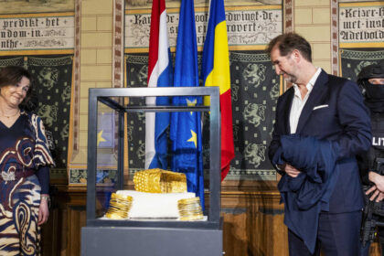 primele detalii despre operatiunea de aducere in tara a coifului de la cotofenesti si bratarilor dacice recuperate din olanda 69cf7167e49eb