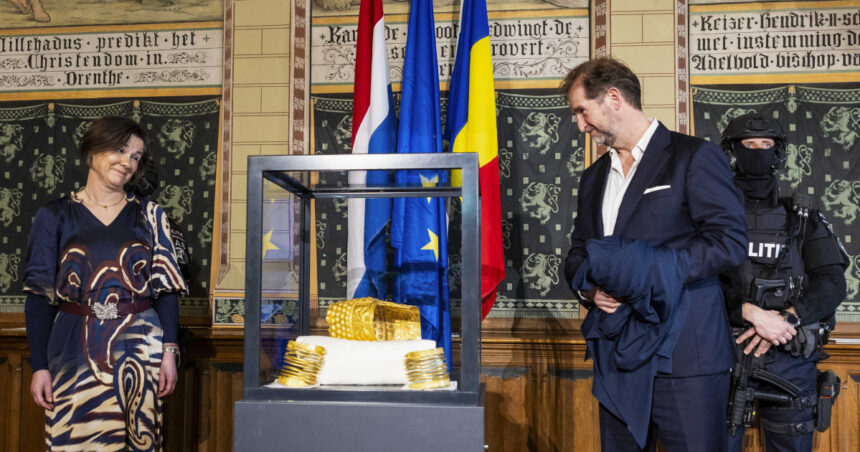 primele detalii despre operatiunea de aducere in tara a coifului de la cotofenesti si bratarilor dacice recuperate din olanda 69cf7167e49eb