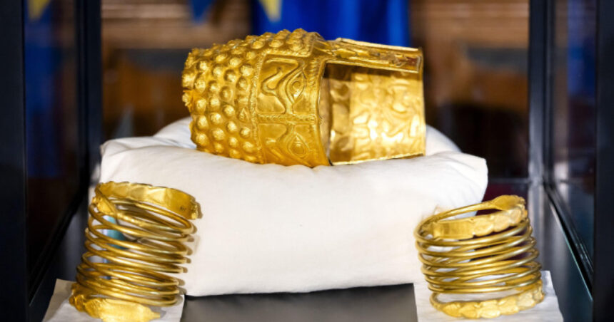 record de vizitatori la muzeul national de istorie oamenii au mers sa vada coiful si bratarile dacice recuperate din olanda 69ef546b08614