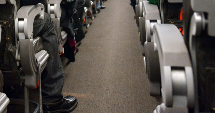 scandal intr un avion care urma sa decoleze spre madrid din craiova un barbat a fost dat jos pentru ca a injurat echipajul 69e8e014c6c7d