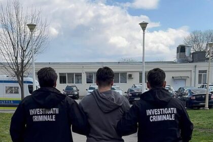 tanar depistat de politisti dupa ce si a obligat iubita sa presteze servicii sexuale si a furat un seif plin cu bani 69d7a5c0e6c27