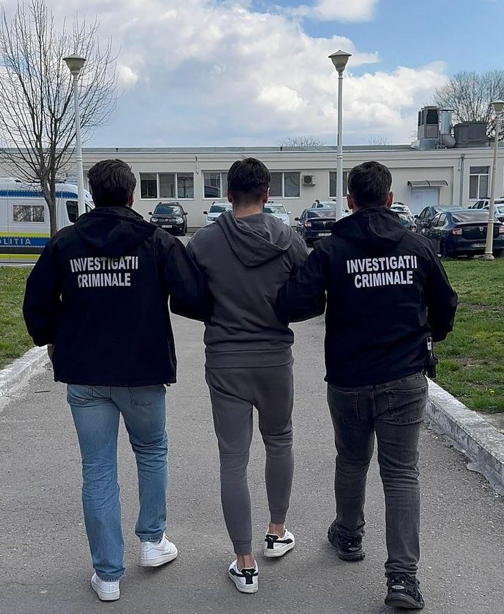 tanar depistat de politisti dupa ce si a obligat iubita sa presteze servicii sexuale si a furat un seif plin cu bani 69d7a5c0e6c27