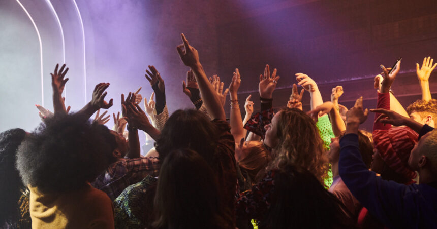 tinerii beau mai putin cluburile se reinventeaza noul model al distractiei in londra 69d9e48daf8e6