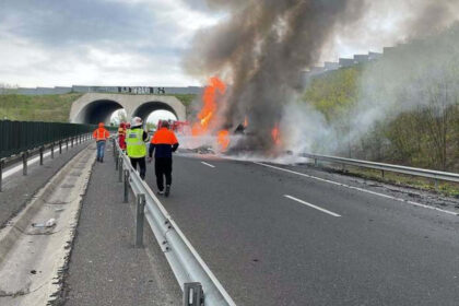 un camion a luat foc pe autostrada in judetul hunedoara soferul a reusit sa iasa dar a suferit atac de panica 69e5ec56efcfc
