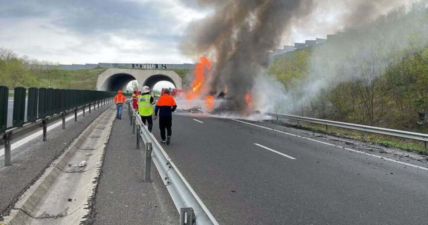 un camion a luat foc pe autostrada in judetul hunedoara soferul a reusit sa iasa dar a suferit atac de panica 69e5ec56efcfc